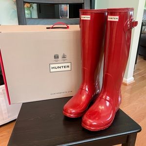 ❤️EUC Glossy Red Hunter Boots + Hunter Socks